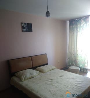 Снять однокомнатную квартиру посуточно, 38 м², этаж 8 из 18. Фото 1