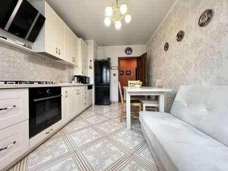 Продается двухкомнатная квартира, 64 м², этаж 2 из 9. Фото 2