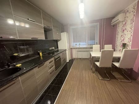 Аренда двухкомнатной квартиры, 60 м², этаж 3 из 5. Фото 1