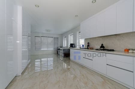 дом, 242.7 м², 10 соток