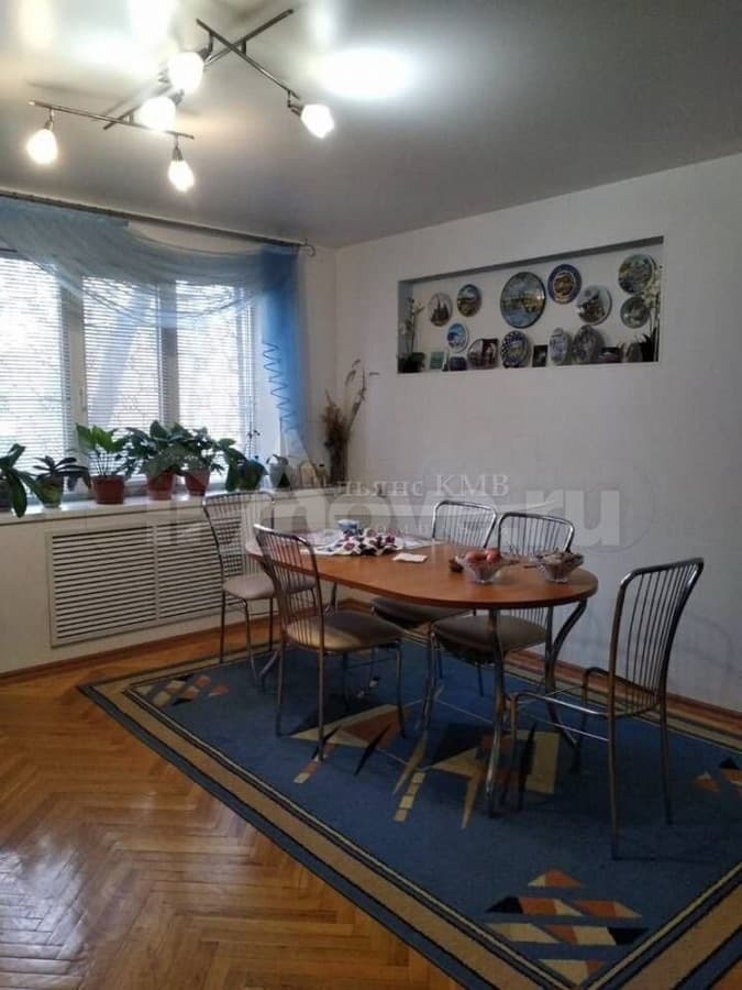 дом, 200 м², 6 соток