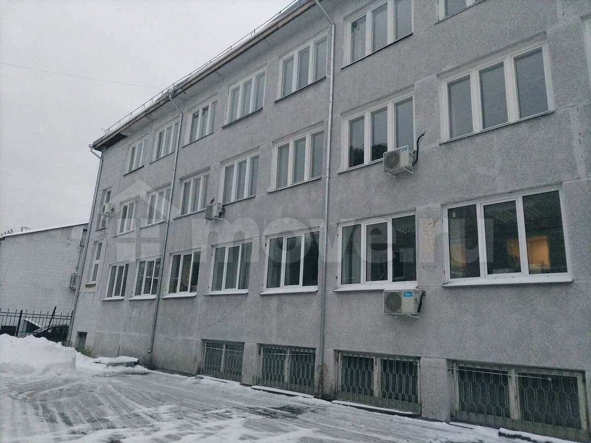 нежилое здание, 1360 м²