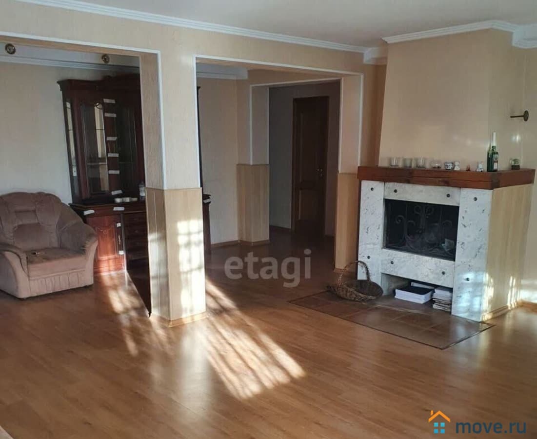 дом, 371 м², 10 соток