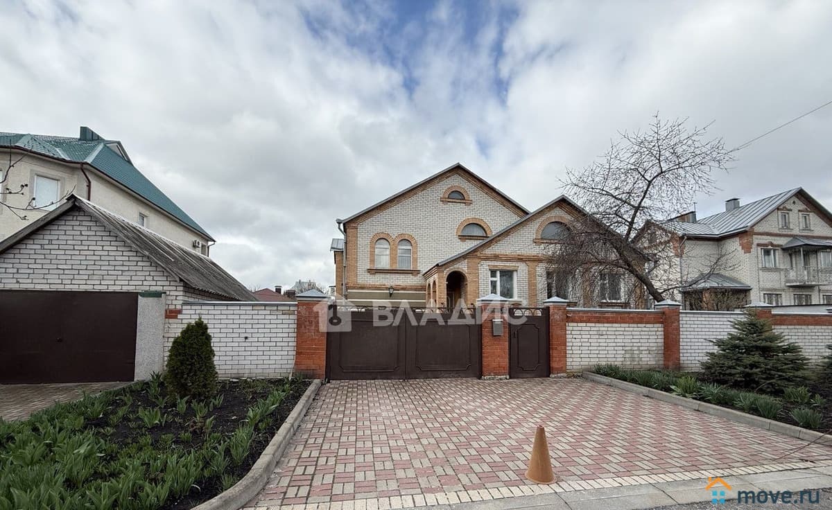дом, 304.6 м², 15 соток
